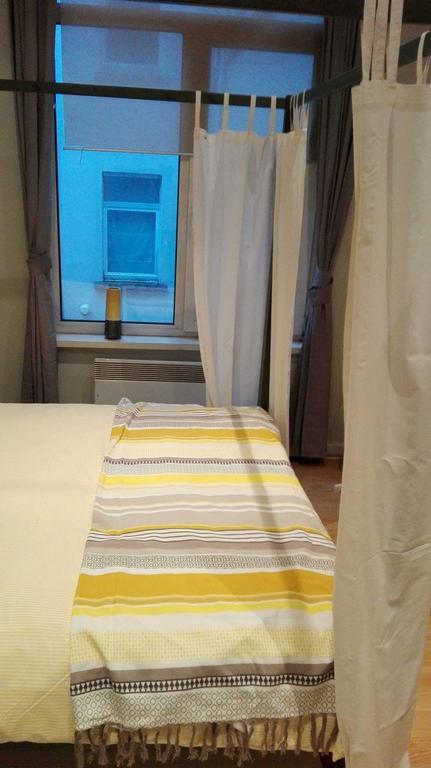 Central Yellow Apartment Брюссель Экстерьер фото